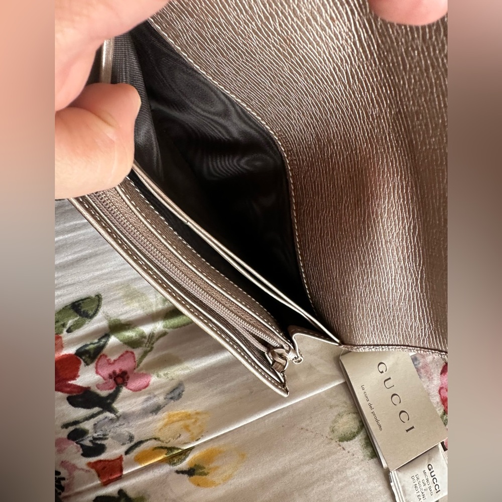 Authentic Gucci Lovely Heart Gold Wallet. - Picture 11 of 14
